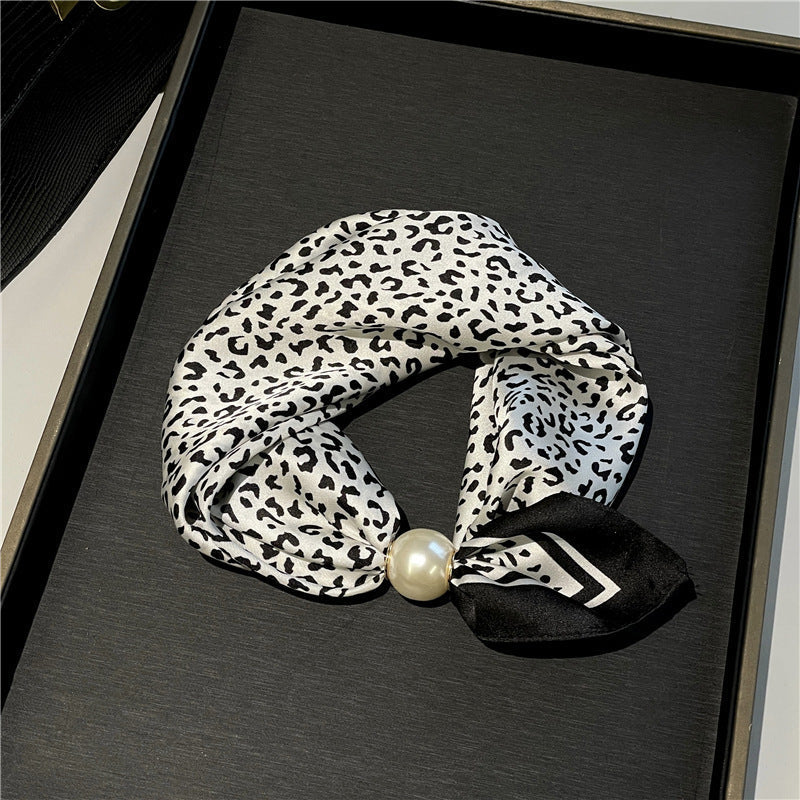 🧣 Effortless Glamour: Pop-On Pearl Necklace Scarf ✨