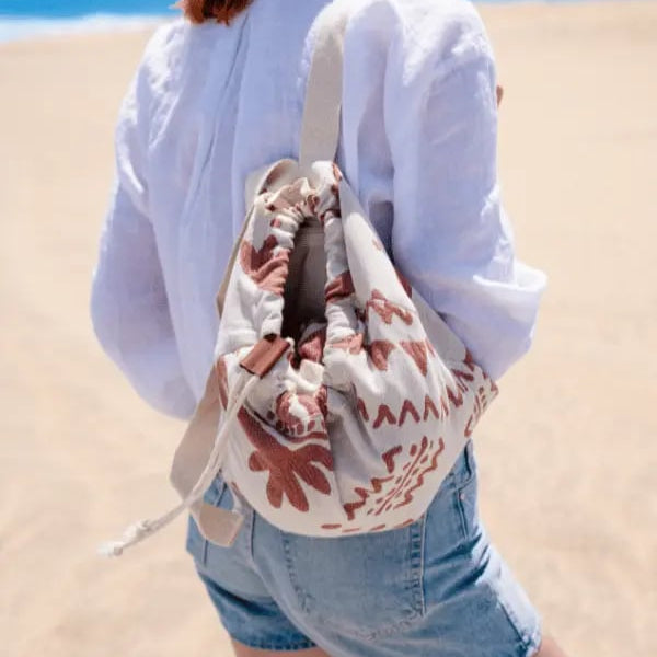 ⏰LAST DAY 49% OFF - 🏖️2-in-1 Convertible Towel & Backpack with Inner Zip Pocket & Sand-Repelling Fabric